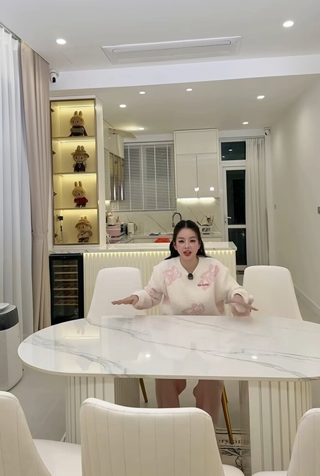 Khu bếp với bàn ăn hiện đại bằng đá cẩm thạch. Ảnh chụp màn hình