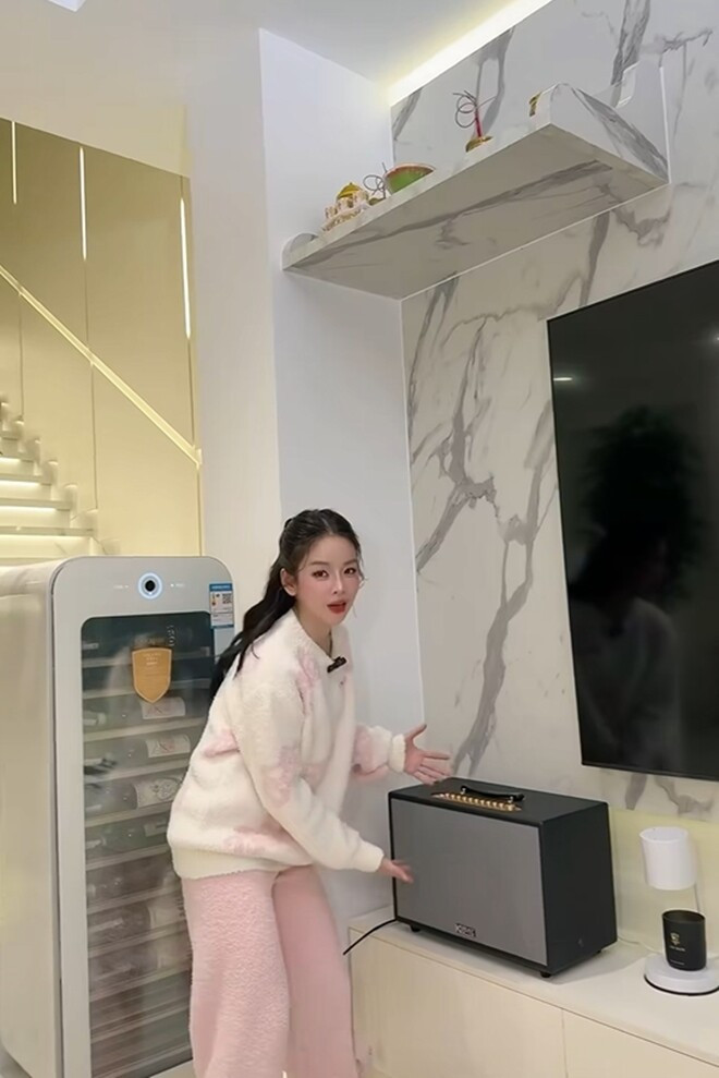 Ngôi nhà của DJ Mie thiết kế 3 tầng với màu sắc chủ đạo là tông be nhạt và trắng hiện đại. Ảnh chụp màn hình