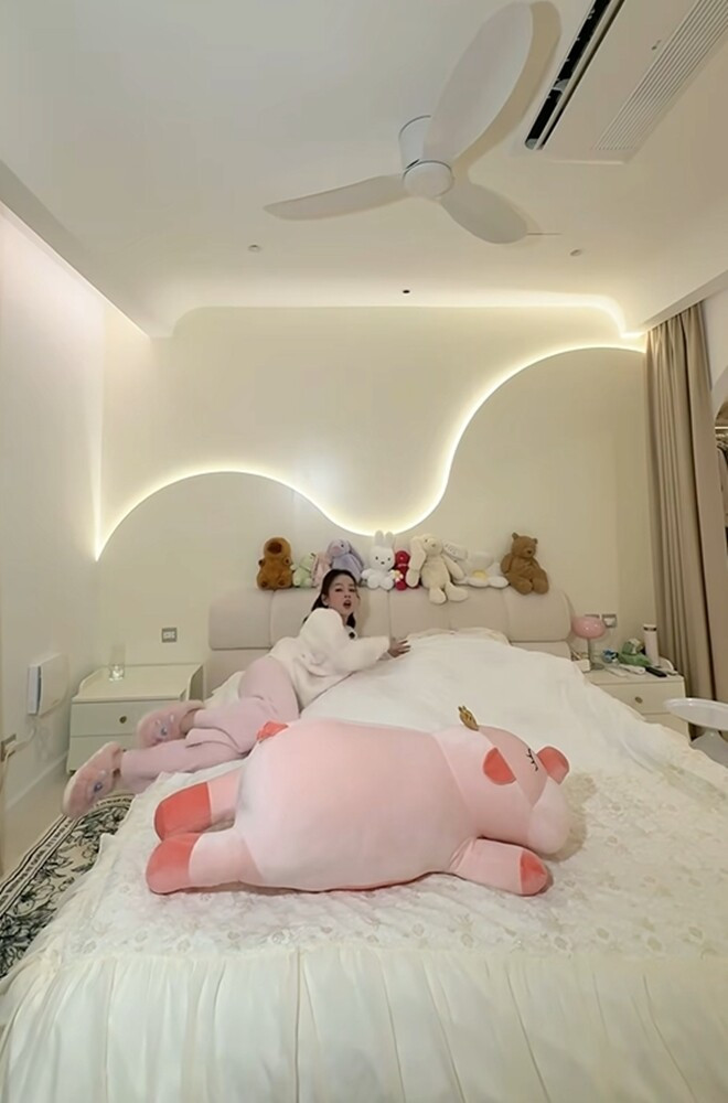 Phòng ngủ dễ thương với nhiều thú bông lớn nhỏ. Ảnh chụp màn hình