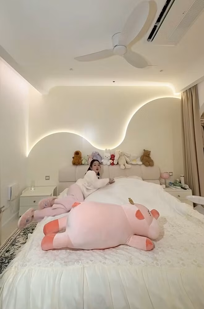 Phòng ngủ dễ thương với nhiều thú bông lớn nhỏ. Ảnh chụp màn hình