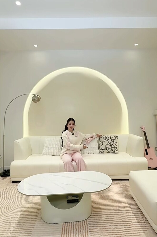 Phòng khách rộng rãi, nổi bật với bộ sofa thiết kế tối giản nhưng sang trọng. Ảnh chụp màn hình