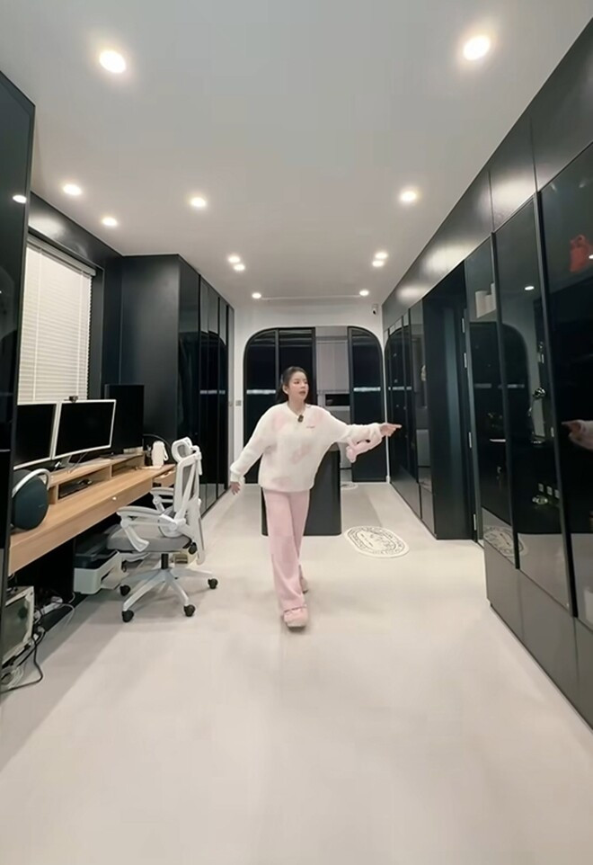 Phòng làm việc của DJ Mie có tông đen mạnh mẽ, được trang bị đầy đủ công nghệ hỗ trợ. Ảnh chụp màn hình