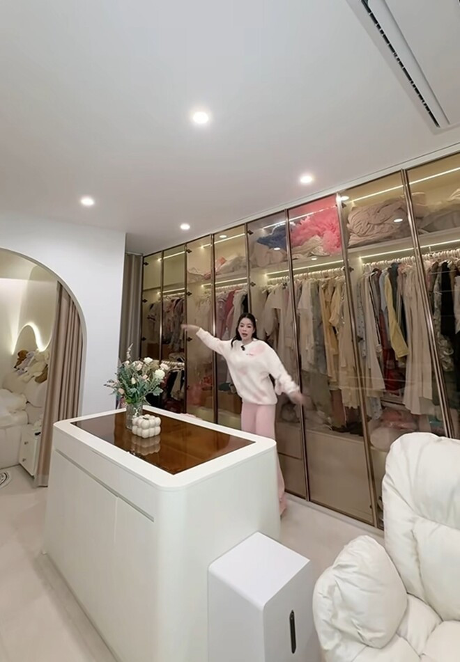 Tủ quần áo của DJ Mie chẳng khác cửa hàng thời trang cao cấp. Ảnh chụp màn hình