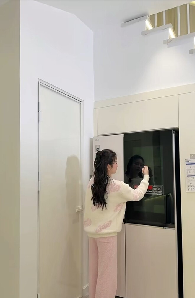 DJ Mie còn sắm nhiều thiết bị hiện đại, nổi bật nhất là tủ lạnh cao cấp với không gian lưu trữ lớn. Ảnh chụp màn hình