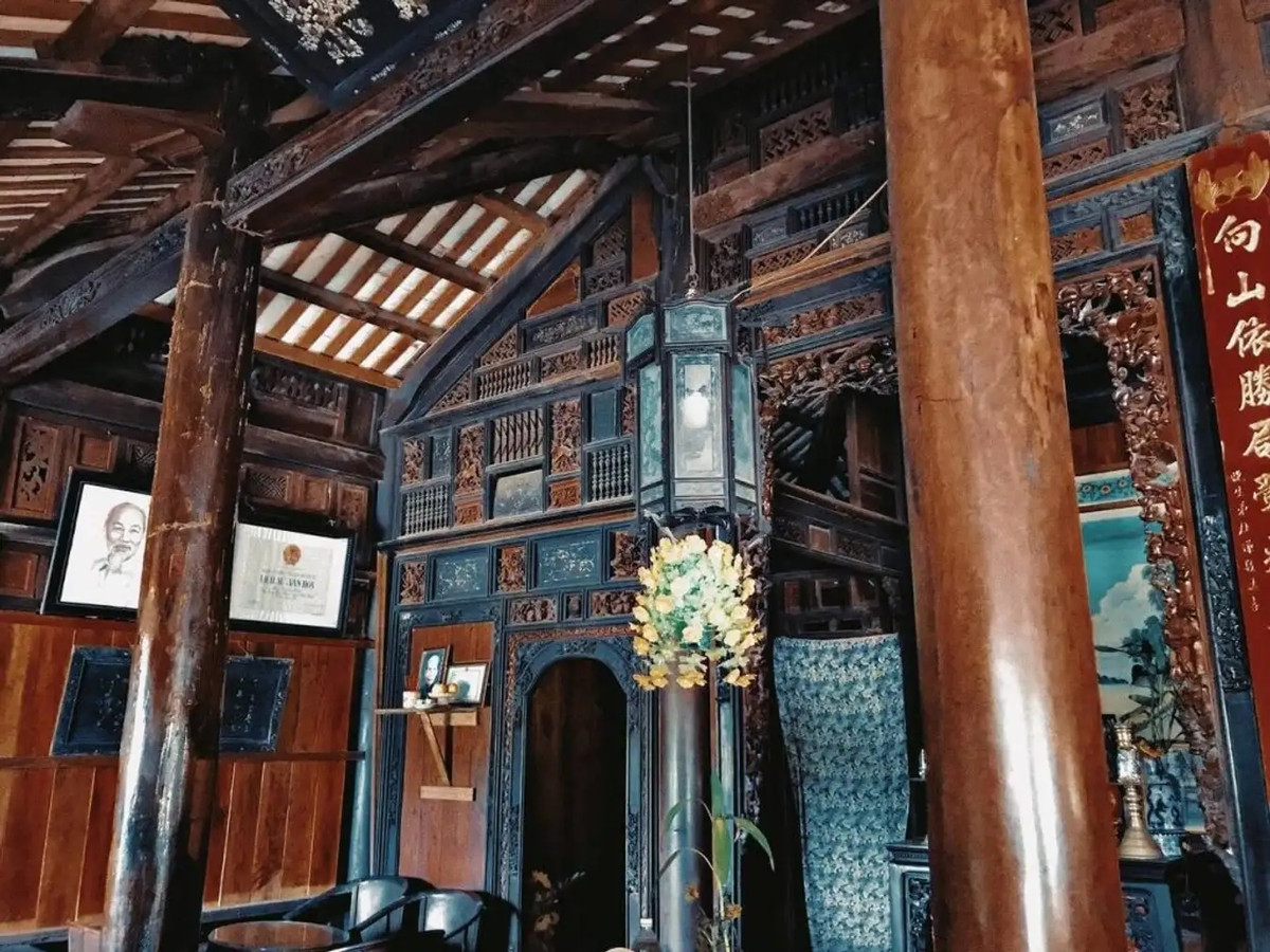 Các vật dụng quý giá trong nhà đều có tuổi đời hàng trăm năm, hầu hết làm bằng gỗ quý. Ảnh: Traveloka