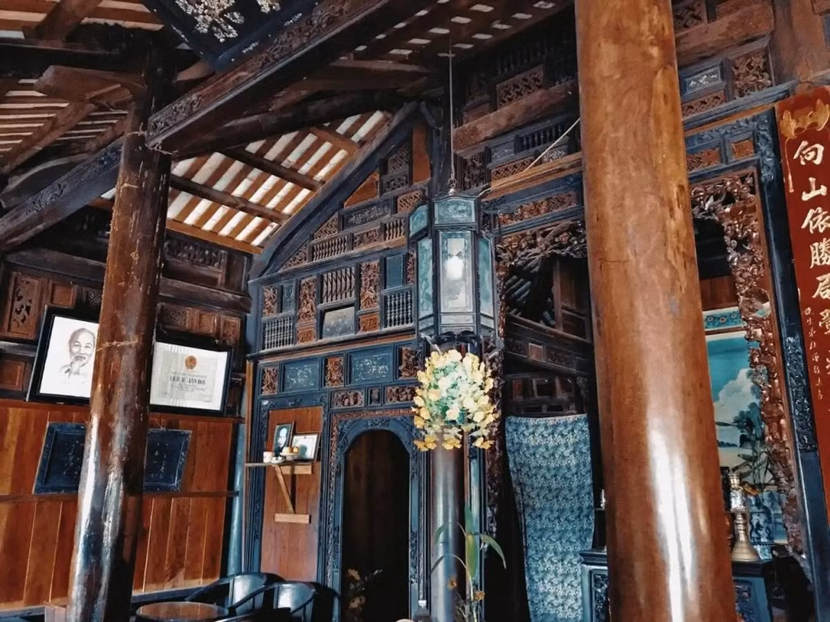 Các vật dụng quý giá trong nhà đều có tuổi đời hàng trăm năm, hầu hết làm bằng gỗ quý. Ảnh: Traveloka