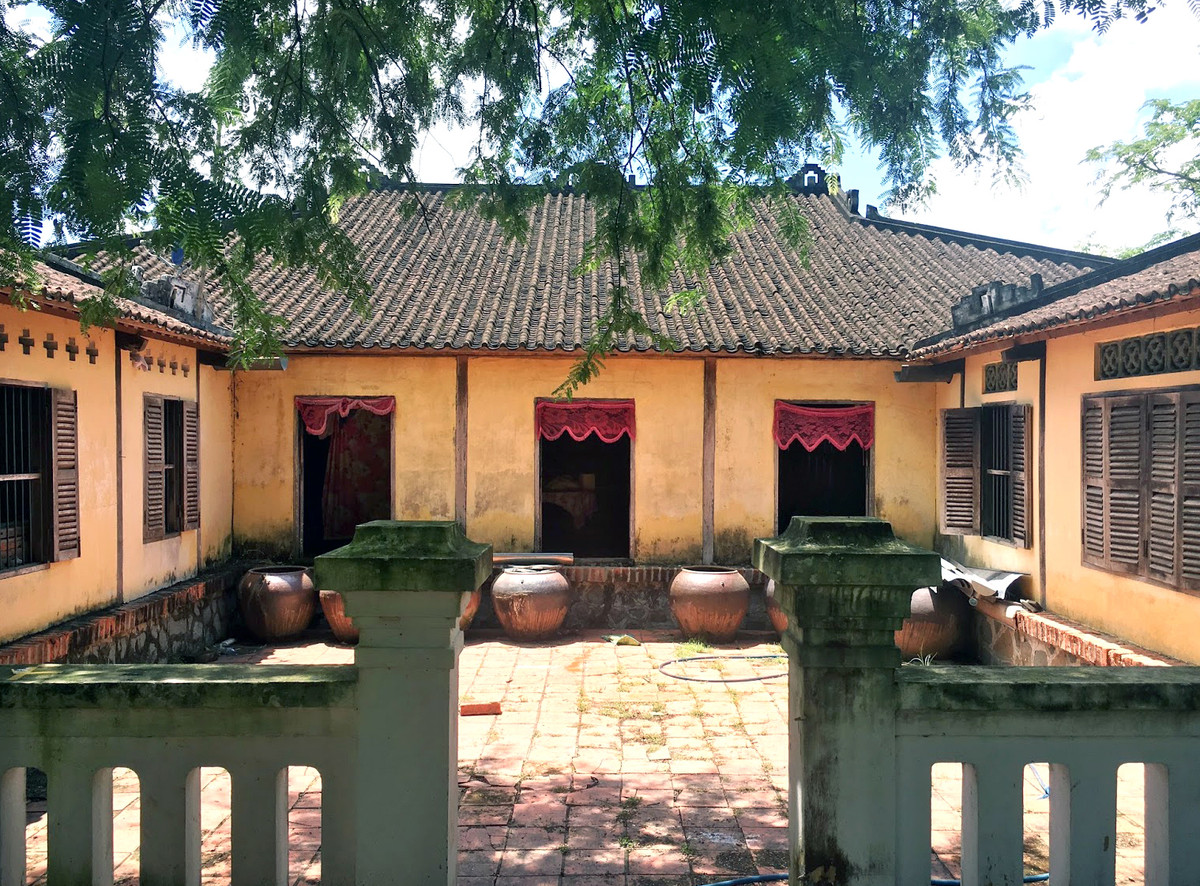 Nhà gồm có hai phần: phần trước là phần nội tự – ngoại khách, phần sau là phần để ở và sinh hoạt. Mặt chính căn nhà quay về hướng Tây Bắc, quanh nhà có sân rộng dùng để phơi lúa, bột. Ảnh: Thamhiemmekong