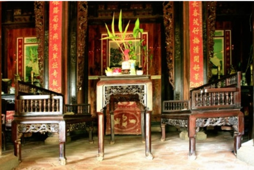 Các bức hoành phi sơn son thếp vàng được treo trang trọng tại gian giữa. Ảnh: Kienviet