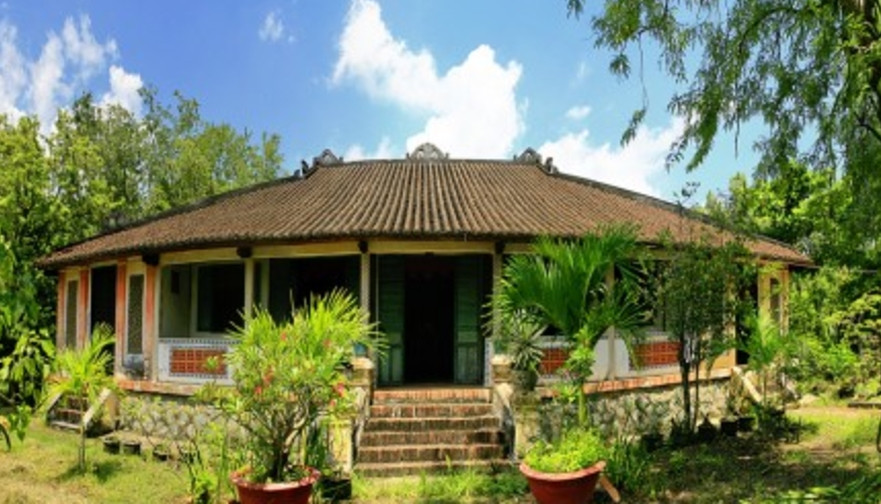 Bên cạnh đó, mái nhà dùng chất liệu ngói âm dương đặc trưng của truyền thống Việt Nam xa xưa, tạo nên tổng quan nét đẹp cổ kính. Ảnh: Kienviet