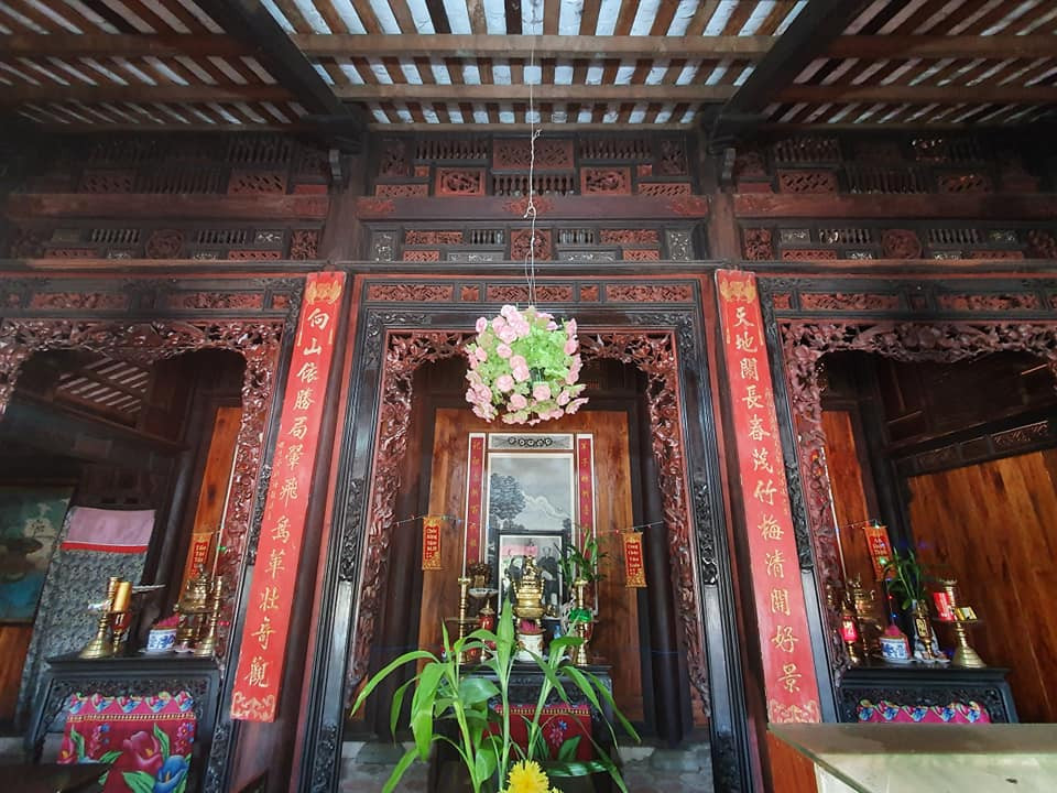 Từ phần thân, cột cho đến nội thất trong nhà đều sử dụng chất liệu gỗ quý hiếm như: cẩm lai, gõ đỏ, gõ mật,... Ảnh: Thamhiemmekong