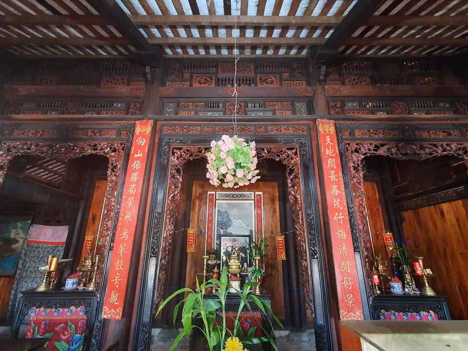 Từ phần thân, cột cho đến nội thất trong nhà đều sử dụng chất liệu gỗ quý hiếm như: cẩm lai, gõ đỏ, gõ mật,... Ảnh: Thamhiemmekong