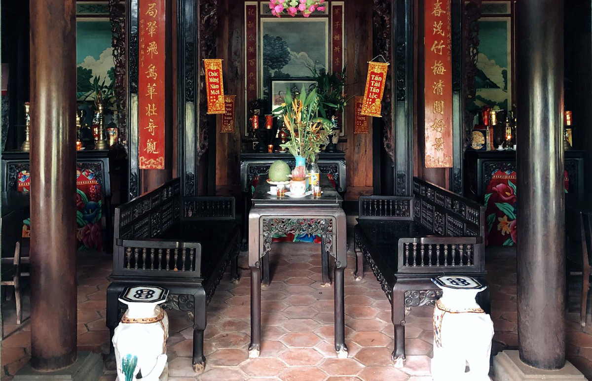 Bộ trường kỷ quý đặt ngay gian chính để tiếp khách hàng ngày. Ảnh: Thamhiemmekong