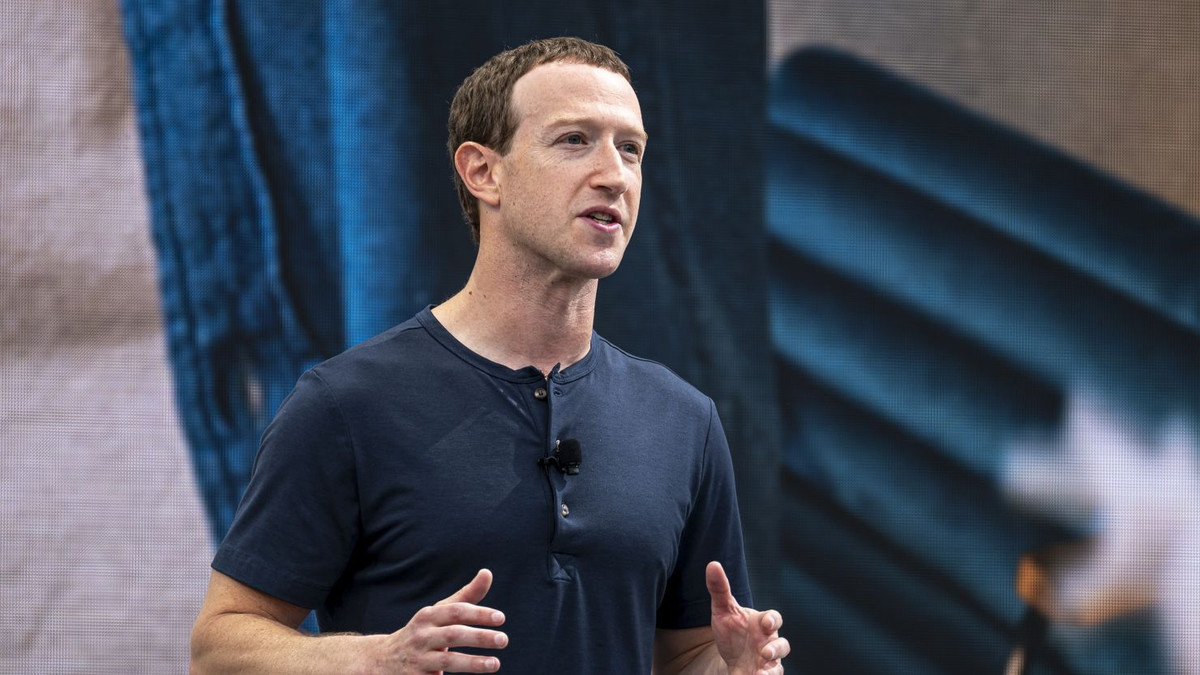 Cuối tuần trước, Zuckerberg vượt qua Jeff Bezos để trở thành tỷ phú giàu thứ 2 thế giới. Tuy nhiên tới hiện tại, Zuckerberg đã rớt xuống thứ 4, sau Elon Musk, Jeff Bezos và Larry Ellison. Với tốc độ kiếm tiền nhanh như vậy, Zuckerberg còn được dự đoán sẽ nhanh chóng soán ngôi giàu nhất hành tinh của ông chủ Tesla. Ảnh: CNN