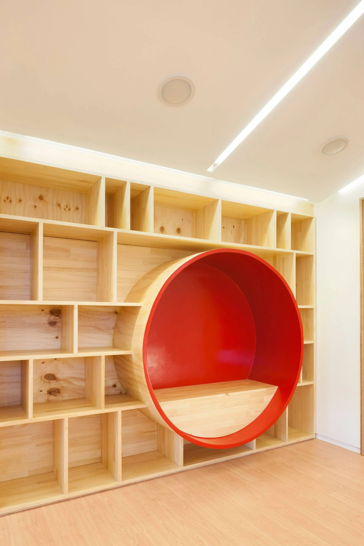 Trong khi đó, tầng 3 là nơi chứa đựng các không gian bí ẩn, độc đáo được tạo ra là nơi vui chơi, giải trí cho các con. Ảnh: Newatlas