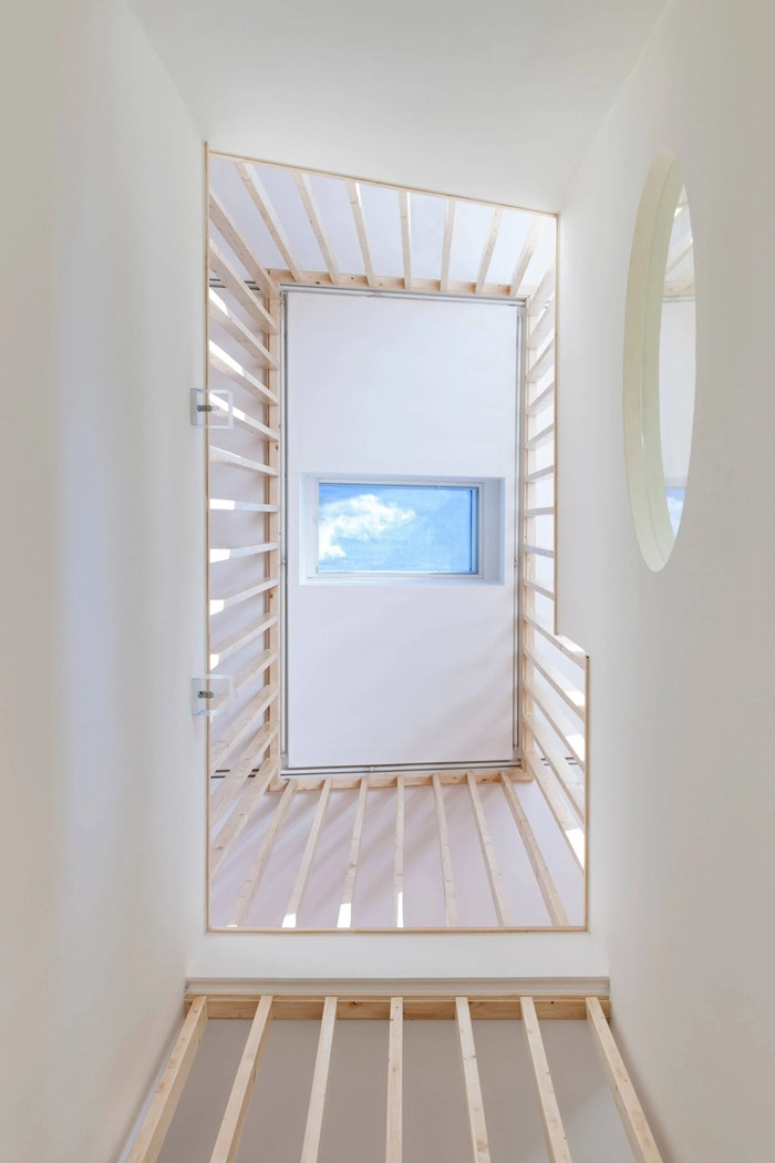 Giếng trời là trung tâm lấy sáng cho cả không gian nhà. Ảnh: Newatlas