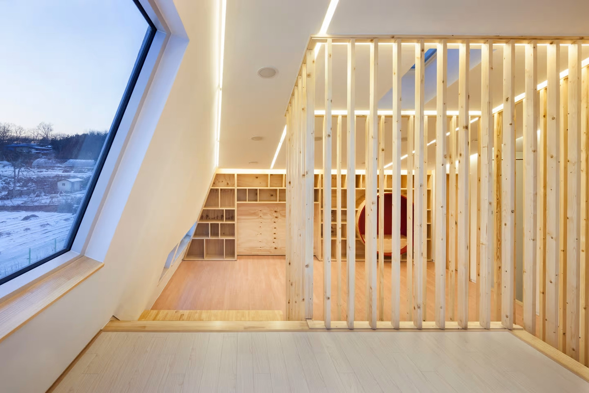 Các khung cửa sổ có tác dụng lấy nhiều ánh sáng tự nhiên đồng thời giúp các phòng trông rộng hơn so với thực tế. Ảnh: Newatlas