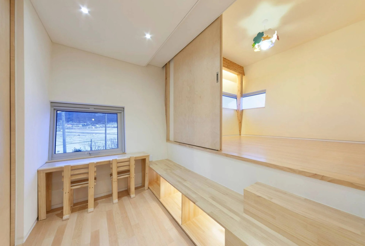 Tầng 2 là không gian sinh hoạt riêng tư với 3 phòng ngủ. Ảnh: Newatlas