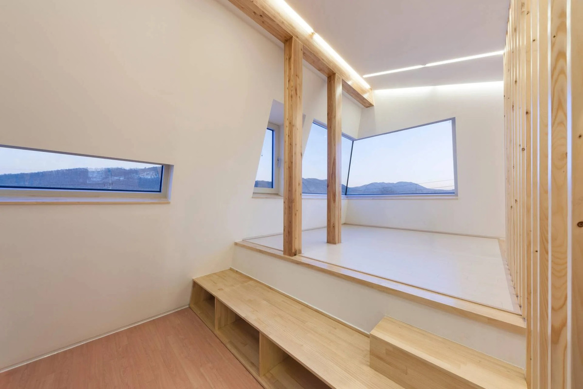 Ngôi nhà mở ra một không gian sống đặc biệt, nơi gia chủ và các con của mình có thể thỏa sức vui đùa và học tập. Ảnh: Newatlas