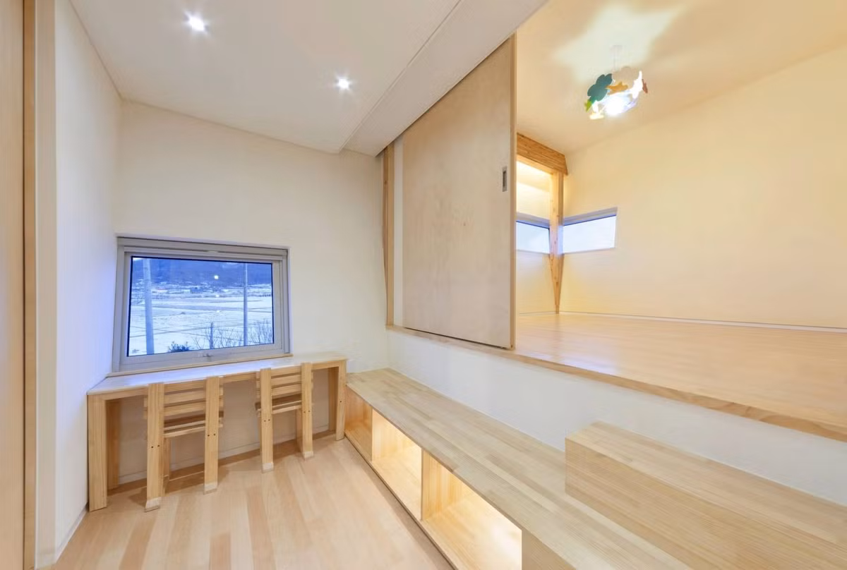 Tầng 2 là không gian sinh hoạt riêng tư với 3 phòng ngủ. Ảnh: Newatlas