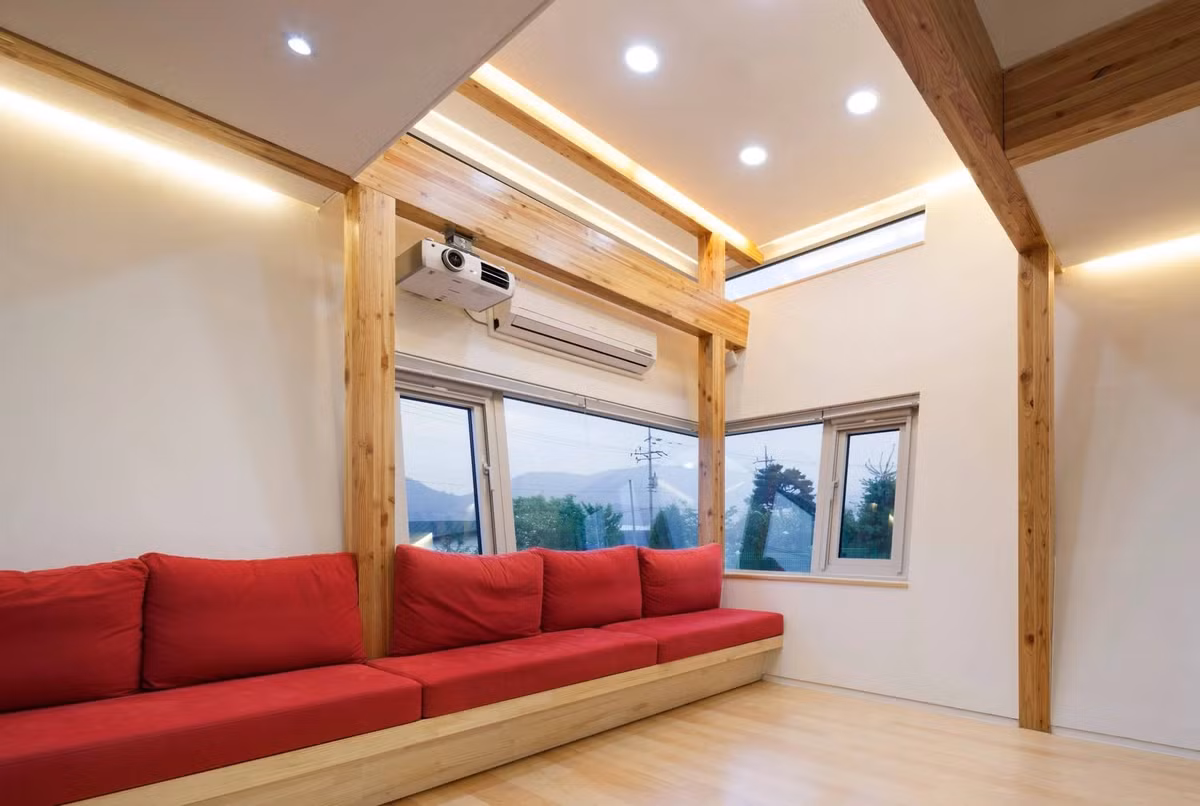 Tầng 1 là không gian dành cho các khu vực sinh hoạt chung bao gồm phòng khách, phòng bếp và nhà ăn. Ảnh: Newatlas