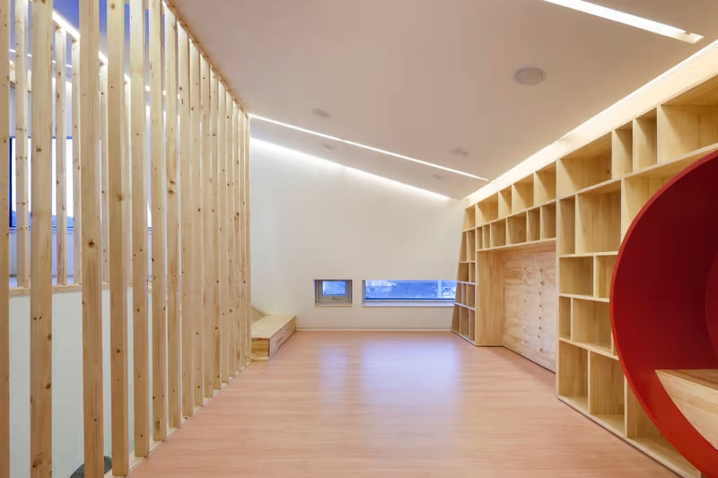 Dù căn nhà có hình dáng khác thường nhưng nội thất bên trong vô cùng thoải mái và thiết thực. Ảnh: Newatlas