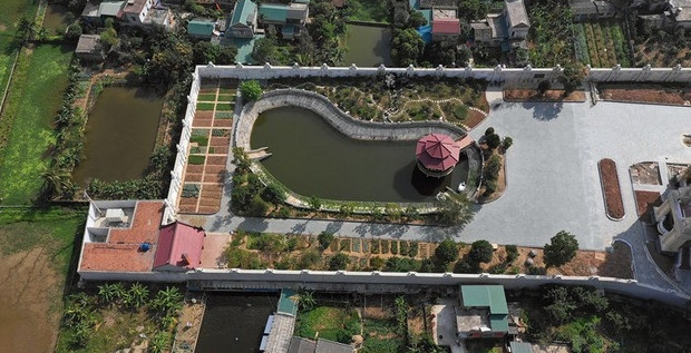 Mặt tiền công trình dài khoảng 60m là mặt của quốc lộ 1. Mặt sàn xây dựng của tòa nhà khoảng 1.700 m2, phía sau là hồ nước lớn, xung quanh như một công viên, bên ngoài có tường bao. Ảnh: Zing