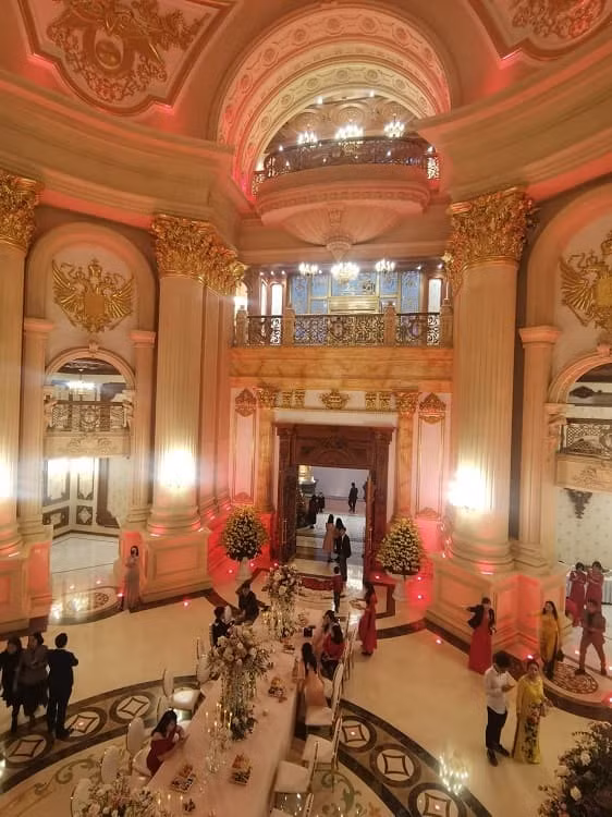 Chiều cao từ mặt sàn đến trần tương đương tòa nhà 11 tầng (khoảng 45 mét). Ảnh: Facebook