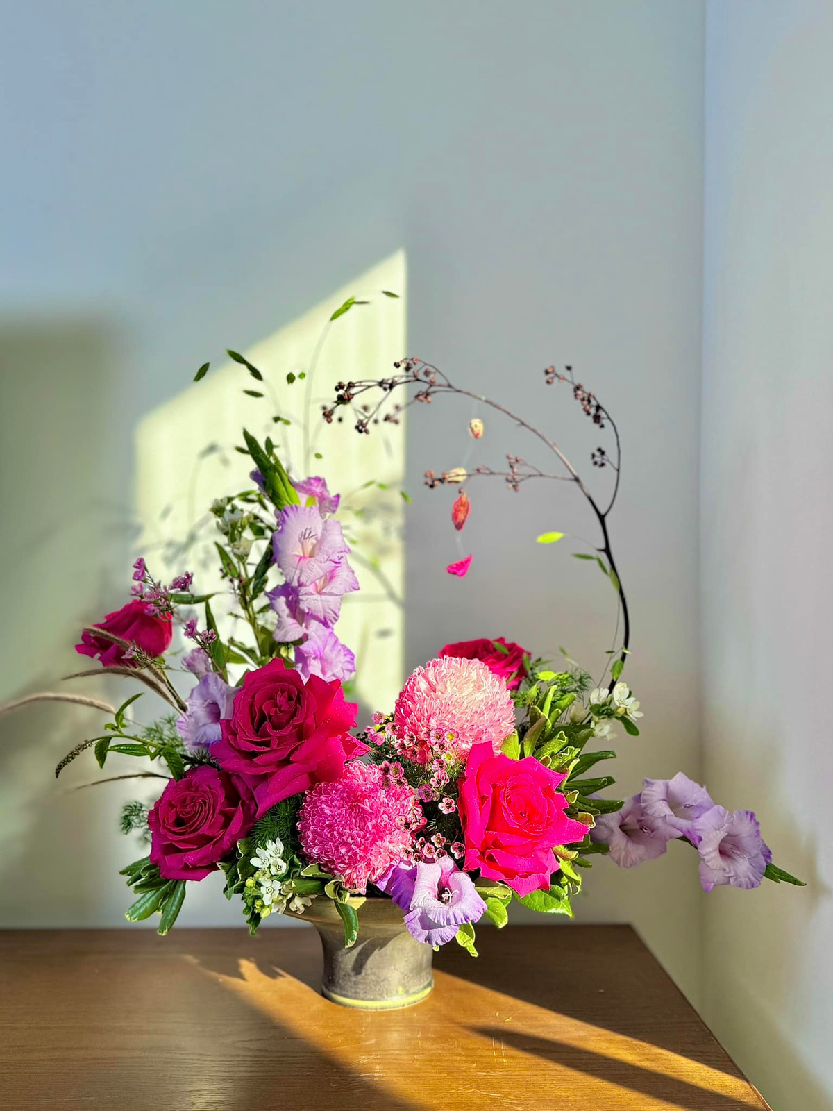 Có người khen tài cắm hoa của Đan Lê như một nghệ nhân. Ảnh: FB Nguyen Dan Le