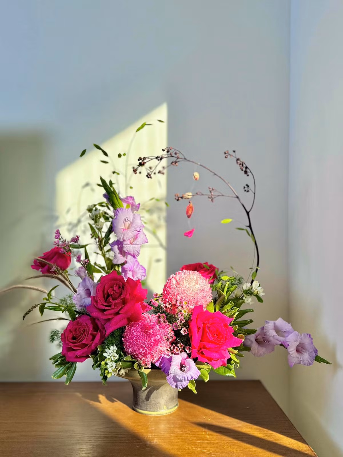 Có người khen tài cắm hoa của Đan Lê như một nghệ nhân. Ảnh: FB Nguyen Dan Le