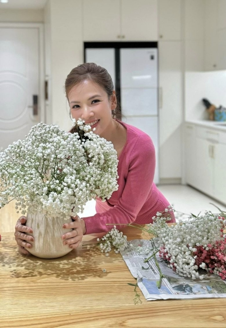 Đan Lê nói vậy là bởi "chỉ cần mất tập trung hay hấp tấp, vội vàng chút thôi sẽ khiến những cành hoa baby rối tung lên, giật gãy hết toàn bộ cành. Ảnh: FB Nguyen Dan Le