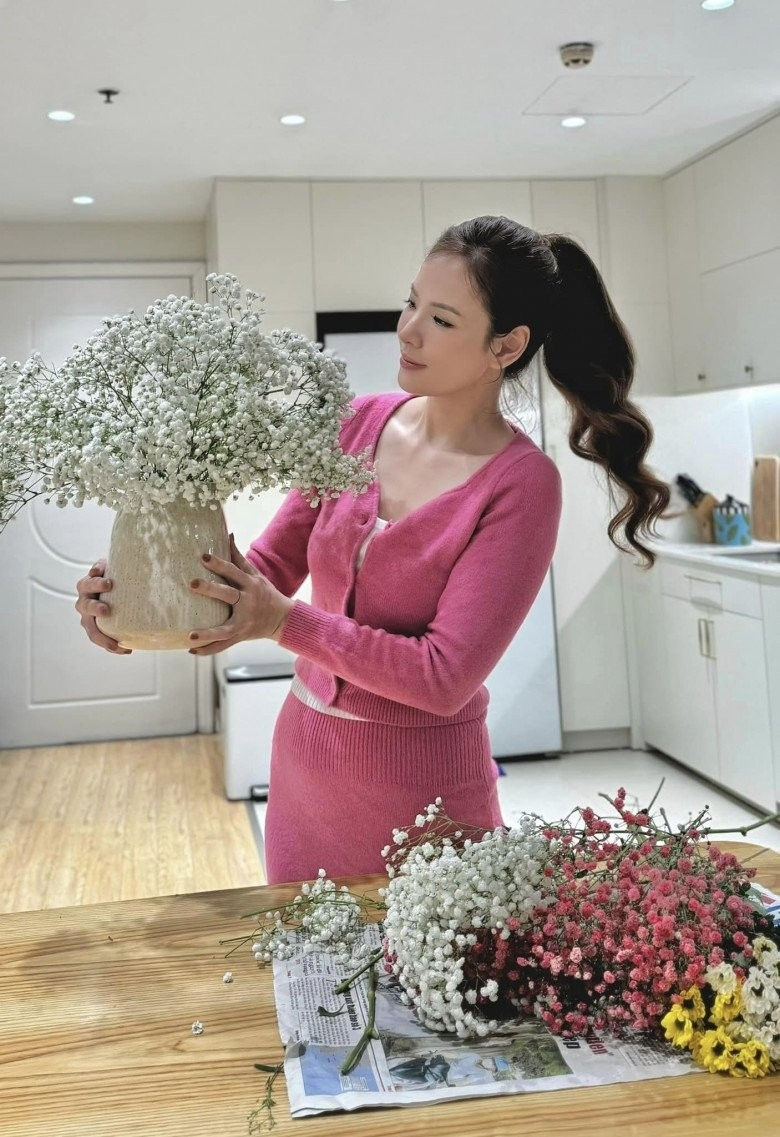Bí quyết cắm hoa của MC Đan Lê là làm lúc thư giãn, không bận bịu. Đặc biệt, không cắm hoa lúc cáu chồng, mắng con. Ảnh: FB Nguyen Dan Le