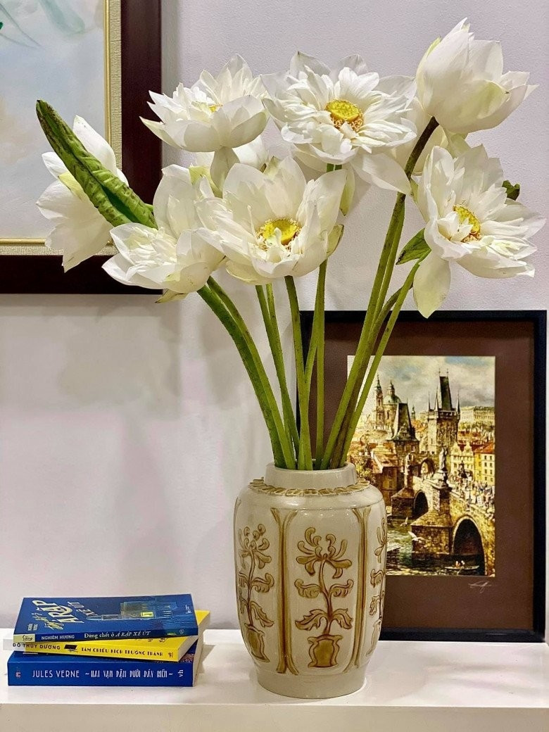 Hoa sen cũng không làm khó được MC Đan Lê. Ảnh: FB Nguyen Dan Le