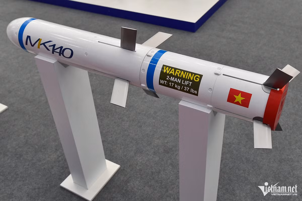  Tên lửa MK-140, một loại vũ khí đa năng, đa mục đích với nhiều hệ thống dẫn đường khác nhau bằng cả laser và hồng ngoại. MK-140 có thể tấn công hiệu quả nhiều mục tiêu trên bộ, trên không và trên biển.