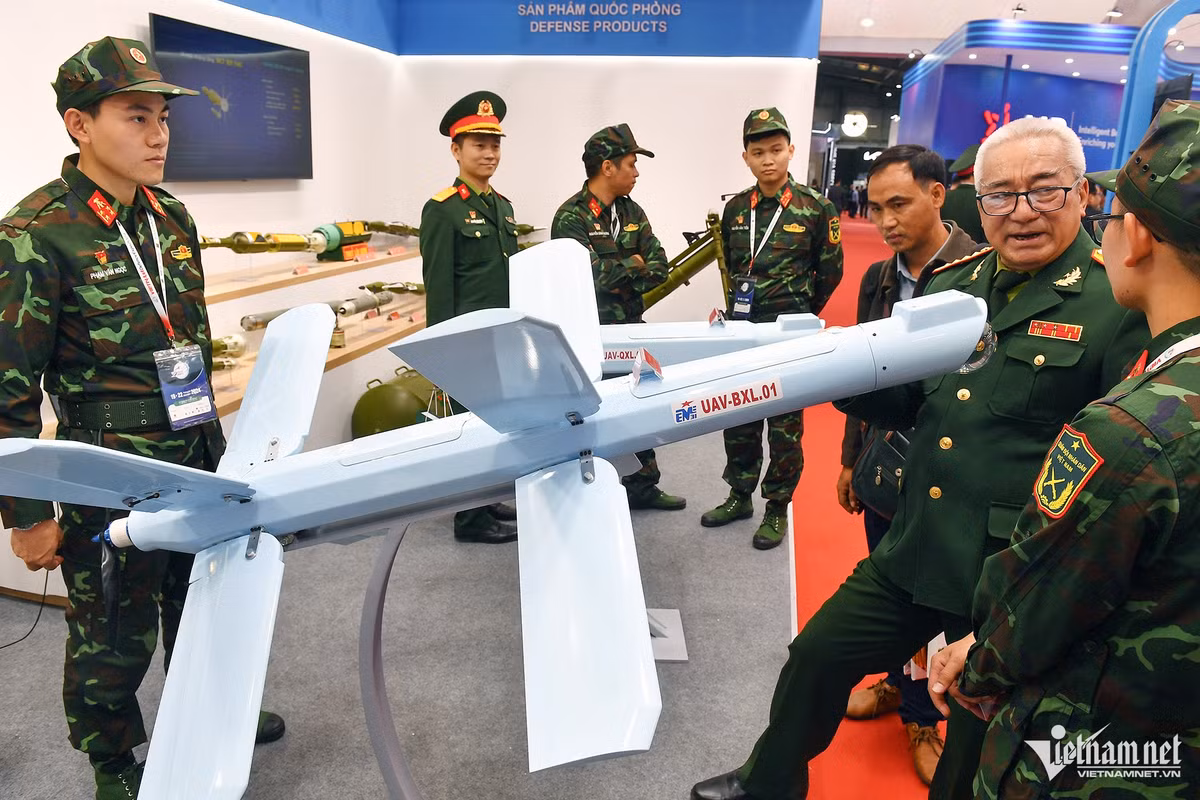 UAV cánh bằng BXL-.01 chiến đấu cảm tử có khả năng tìm kiếm, nhận diện, bám bắt và tiêu diệt mục tiêu như xe tăng, xe thiết giáp, pháo tự hành, trạm radar và các phương tiện kỹ thuật bọc thép khác.