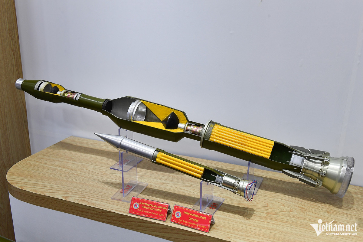 Tổ hợp đạn tăng chống giáp phản ứng nổ THCT-105TM2. Hệ thống bao gồm các khối thuốc nổ đặt trong các hộp thép bên ngoài giáp chính của xe tăng-thiết giáp, có tác dụng vô hiệu hóa hoặc giảm khả năng công phá của đạn chống tăng, tên lửa của đối phương lên giáp chính của xe.