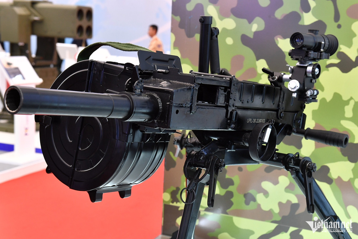 Súng phóng lựu liên thanh SPL-30 cũng là một trong nhiều mẫu vũ khí gây chú ý tại triển lãm. Súng được thiết kế theo nguyên lý khóa nòng tự do phát hỏa sớm.
