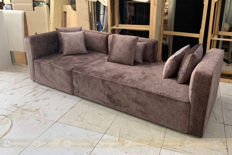 Từng được xem là lạc hậu song phong cách bọc nhung đang dần lấy lại được vị thế. Sofa hay ghế bọc nhung sang trọng được nhiều người lựa chọn. Ảnh: Vinaco