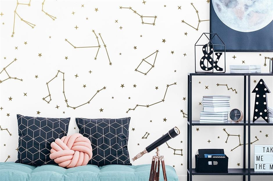 Bức tường họa tiết với hình ảnh mặt trăng, chòm sao... được nhiều bạn trẻ ưa chuộng bởi mang đến cảm giác mới lạ và độc đáo cho ngôi nhà. Ảnh: Dff