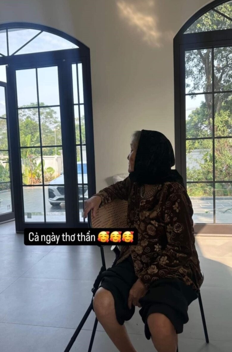 Trong chuyến về quê vừa rồi, Quỳnh Lương chia sẻ hình ảnh bà ngồi ngắm cảnh từ trong nhà. Qua đó, dễ dàng nhận thấy không gian căn biệt thự vô cùng rộng rãi và thoáng đãng. Ảnh: FBNV