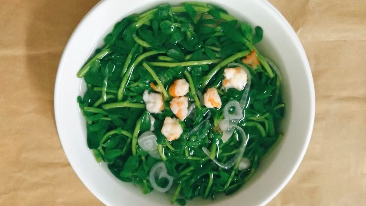 Nhiều gia đình thành phố tìm mua rau đắng từ những người quen hoặc thương lái chuyên cung cấp với mức giá có thời điểm lên tới gần 70.000 đồng/kg. Ảnh: Internet