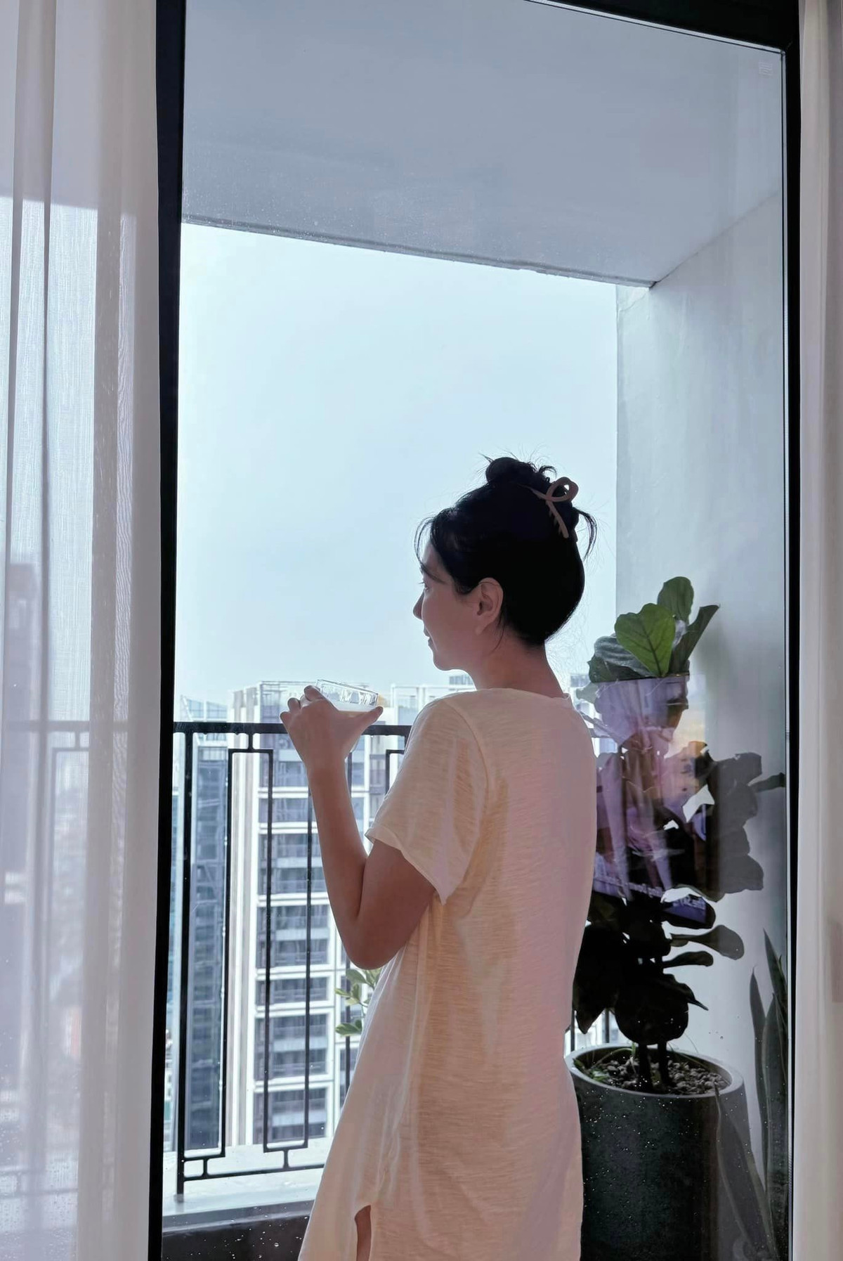 Ban công rộng thoáng là nơi nữ MC ngắm cảnh bên ngoài thành phố. Ảnh: FB Mai Ngọc