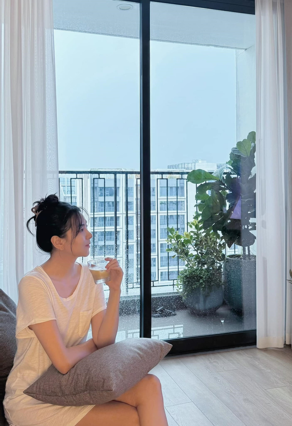 MC Mai Ngọc trang trí nhà bằng tone màu trắng kết hợp với màu xám, be chủ đạo, tạo cảm giác sang trọng và không kém phần hiện đại. Ảnh: FB Mai Ngọc