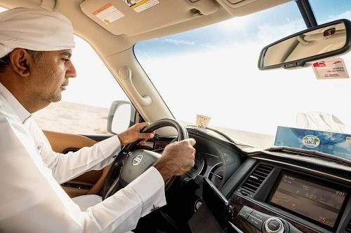 Những chú chim săn mồi này, có giá từ 2.000 - 70.000 dirham (từ 12,6 đến hơn 440 triệu đồng) được đưa đi dạo bằng những xế hộp sang trọng. Ảnh: BI