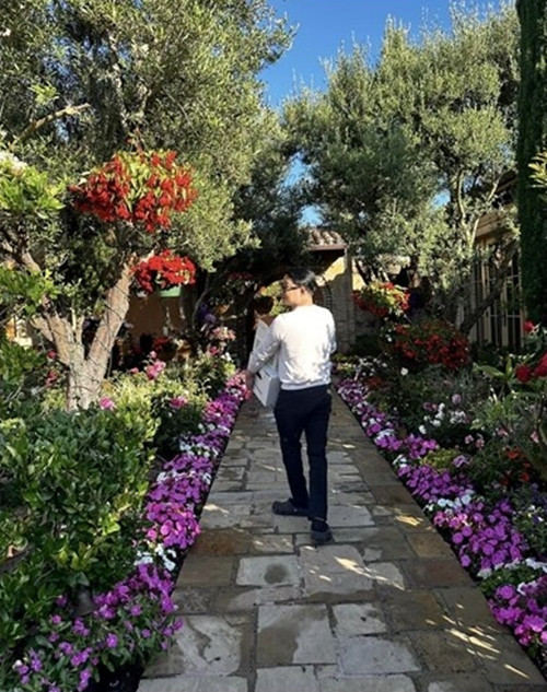 Lối vào biệt thự lát đá, hai bên là thảm hoa rực rỡ. Ảnh: FB Bích Tuyền