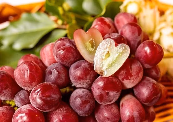 Nho trái tim giá hơn 2 triệu đồng/chùm Nho trai tim gia hon 2 trieu dong/chum