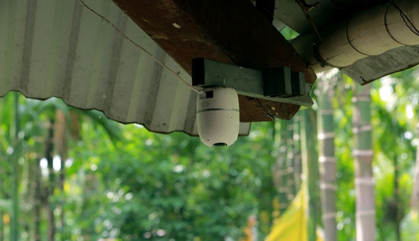 Để phòng mất trộm, một số gia đình lắp hàng chục camera gắn xung quanh nhà, vườn. Ảnh: Vietnamnet