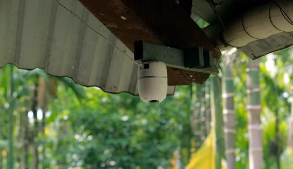 Để phòng mất trộm, một số gia đình lắp hàng chục camera gắn xung quanh nhà, vườn. Ảnh: Vietnamnet