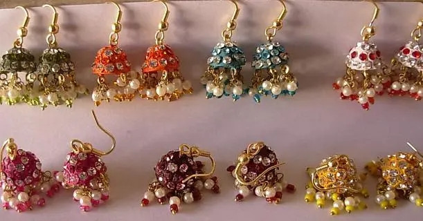 Khách mua ngã giá với người bán, trong khi con buôn thao thao bất tuyệt về đặc tính của những hòn đá và cách “thượng đế” hợp như thế nào khi mang viên đá đó. Ảnh: Pin Page