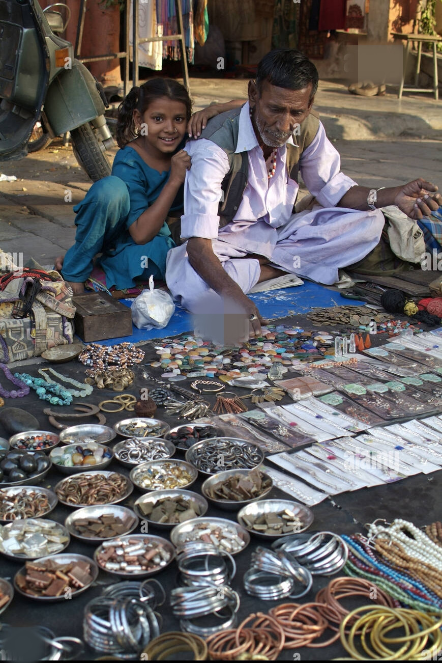 Tại đây, nữ trang được bán ở ven đường chẳng khác bán rau bán thịt tại các chợ. Ảnh: Alrmy