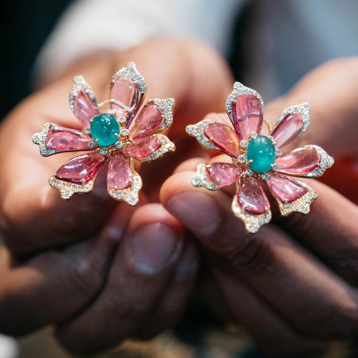 Những người thợ kim hoàn tại đây cẩn trọng tạo ra từng tuyệt tác. Ảnh: Theguardian